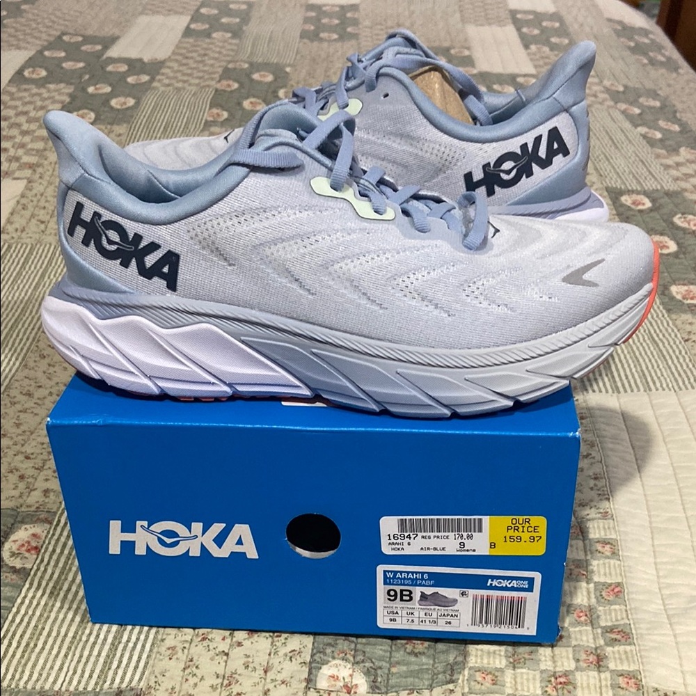 New Hoka Arahi 6 shoes. Size 9B.  Purchased wrong size.
